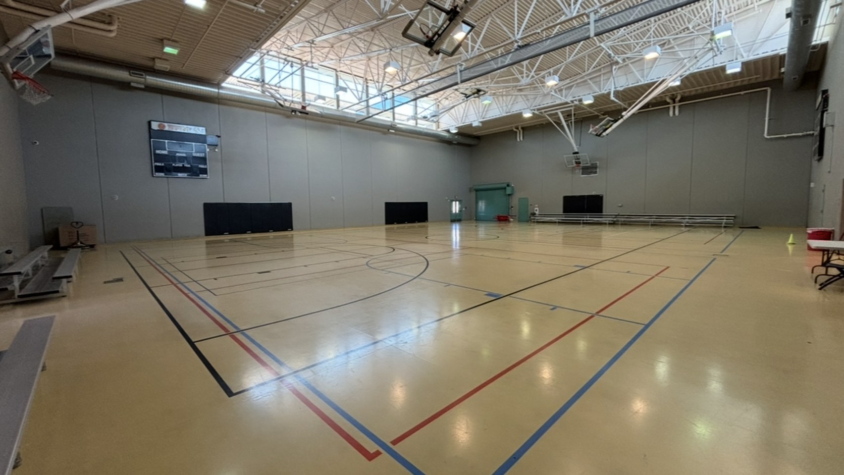 クラーク郡営Whitney Recreation Centerの体育館。郡の12施設は設備もプログラムも一律ではない（撮影：YO-MIDOKORO、2026年7月28日）