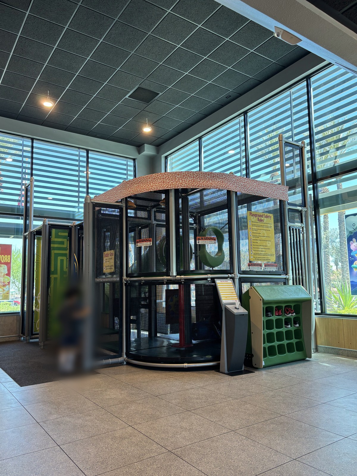 65 S Valle Verde店のPlayPlace全景。右手前の緑のキャビネットが靴入れのSneaker Keeper（撮影：YO-MIDOKORO、2026年7月31日。人物はぼかしています）