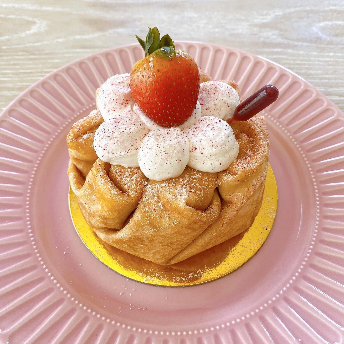 薄いクレープを重ねたミルクレープ。上に絞った生クリームといちご、いちごのパウダーがかかっている(Photo: @lets_go_eat_in_vegas / Used with permission)
